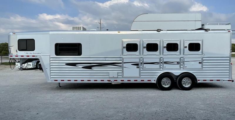 2003 Bloomer 4 horse with 10'10" Living Quarter 2003 Bloomer 4 horse with 10'10" Living Quarter