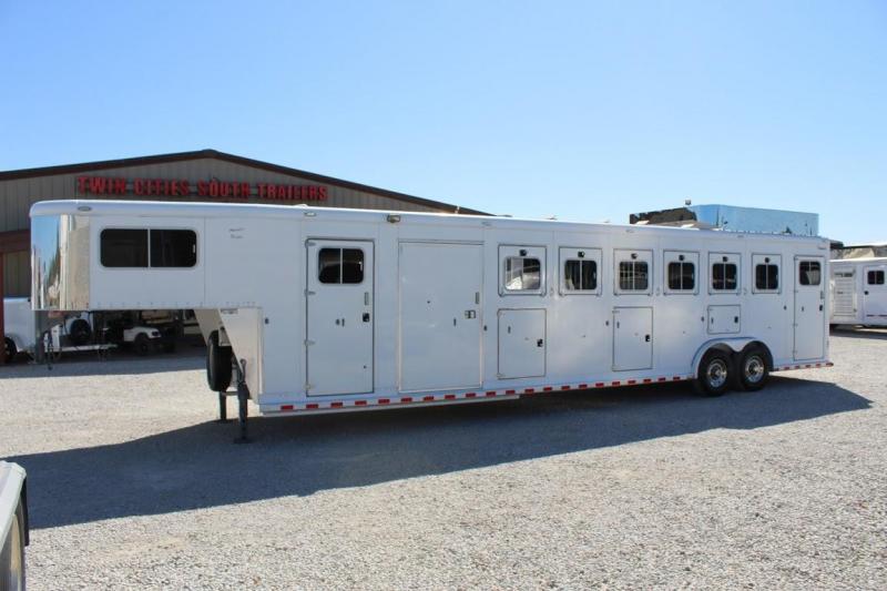 2003 Sooner MidTack Horse Trailer 2003 Sooner MidTack Horse Trailer