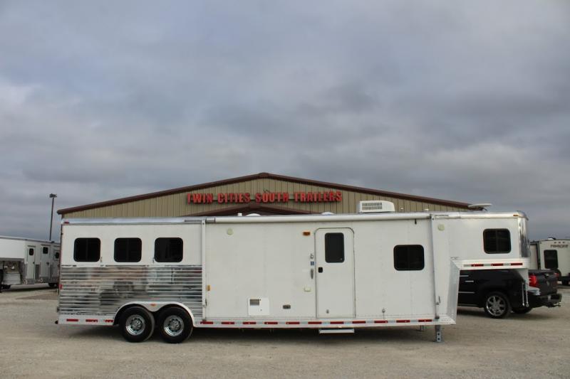 2006 Bison Trailers Stratus Horse Trailer 2006 Bison Trailers Stratus Horse Trailer