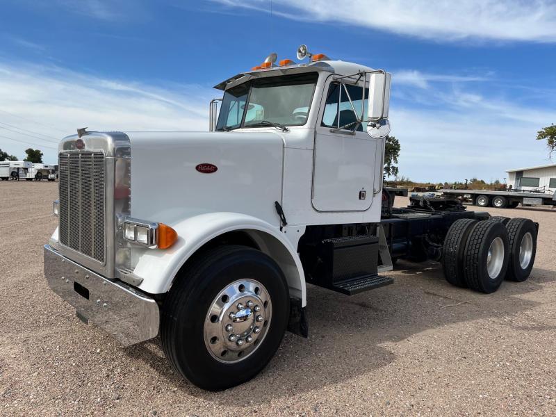 2001 Peterbilt 378 Standard Semi Truck 2001 Peterbilt 378 Standard Semi Truck