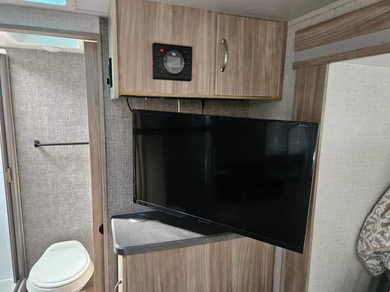 used Travel Trailers Winnebago Micro Minnie for sale, in Bonita, CA Thumbnail 24