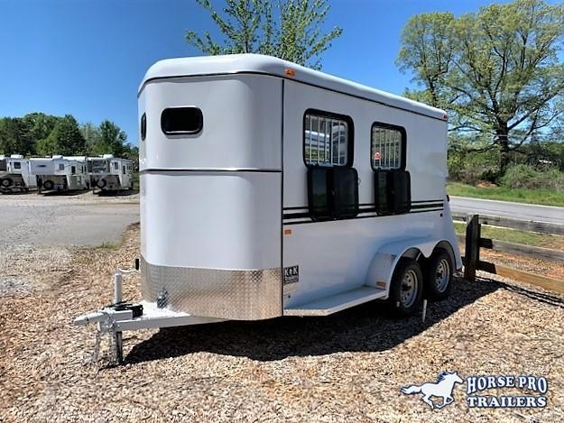 2022 Bee 2 Horse Slant Load Bumper Pull w/DROP WINDOWS 2022 Bee 2 Horse Slant Load Bumper Pull w/DROP WINDOWS