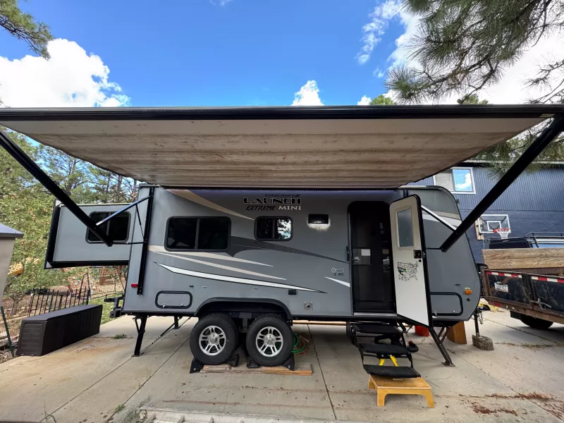 2017 M-19BHS  Travel Trailer Starcraft Launch Extreme  Mini