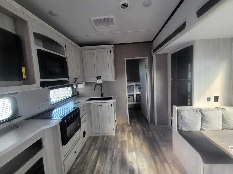 new Fifth Wheel Trailers Forest River Cardinal Red for sale, in Winter Garden, FL Thumbnail 5
