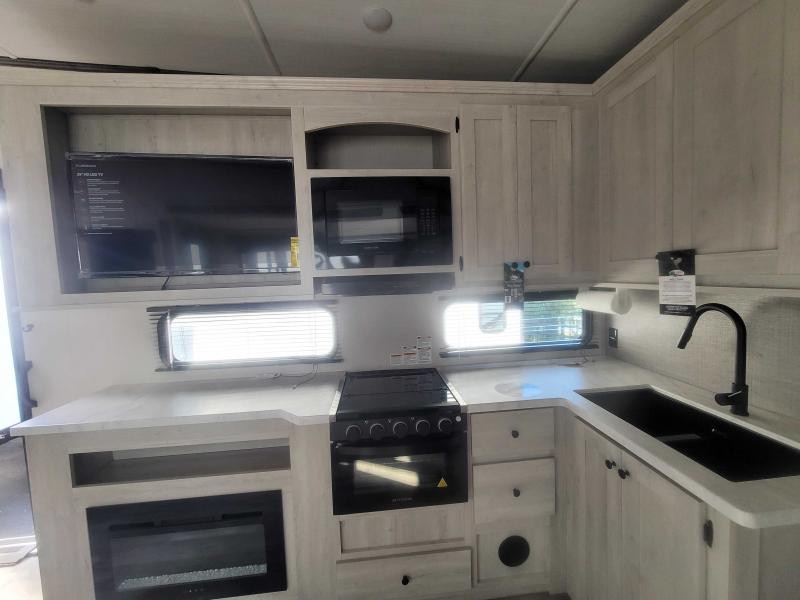 new Fifth Wheel Trailers Forest River Cardinal Red for sale, in Winter Garden, FL Thumbnail 7