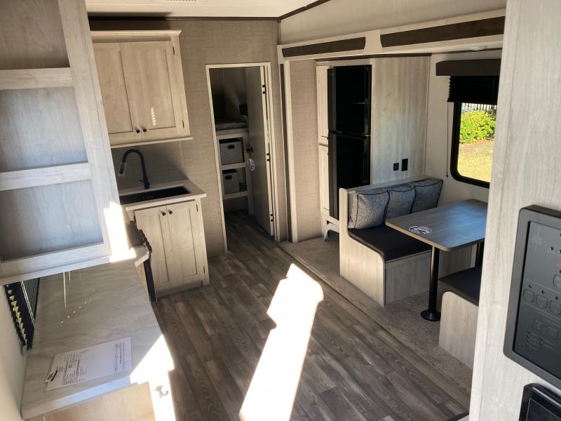 new Fifth Wheel Trailers Forest River Cardinal Red for sale, in Ormond Beach, FL Thumbnail 7