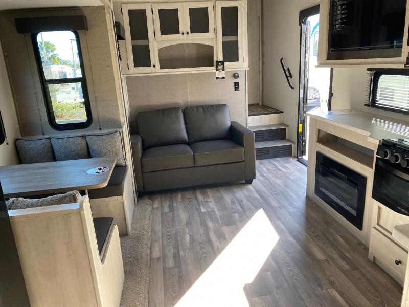 new Fifth Wheel Trailers Forest River Cardinal Red for sale, in Ormond Beach, FL Thumbnail 12
