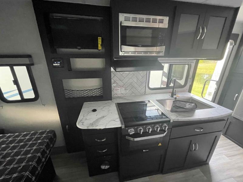 new Travel Trailers Coachmen Freedom Express Ultra Lite for sale, in Winter Garden, FL Thumbnail 9