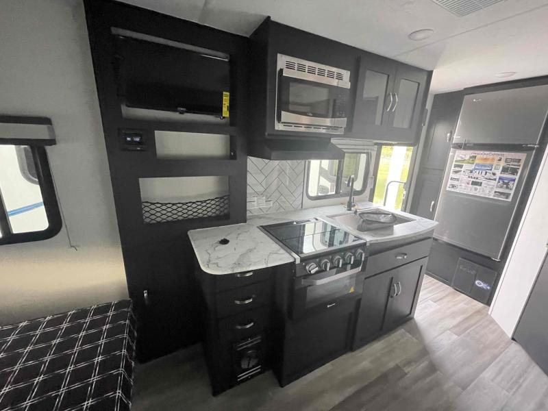 new Travel Trailers Coachmen Freedom Express Ultra Lite for sale, in Winter Garden, FL Thumbnail 8