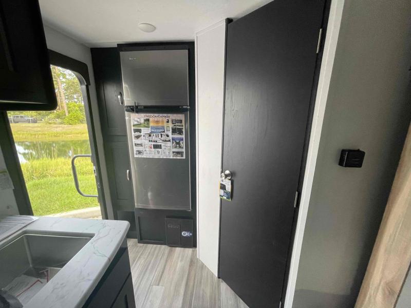 new Travel Trailers Coachmen Freedom Express Ultra Lite for sale, in Winter Garden, FL Thumbnail 12