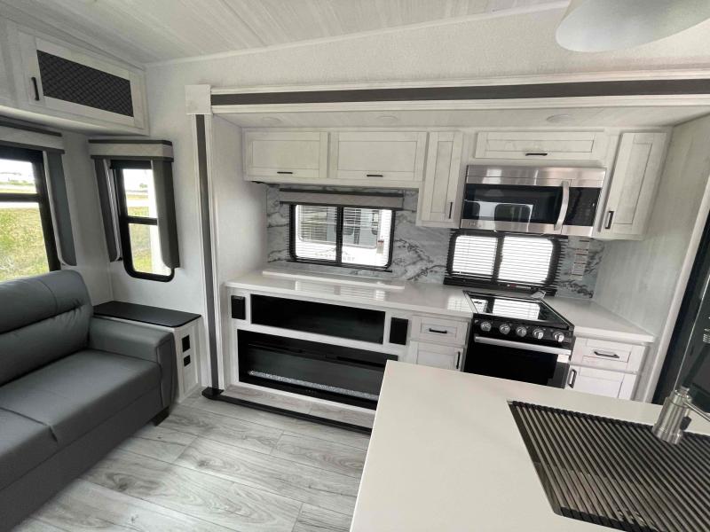 new Fifth Wheel Trailers East To West Ahara for sale, in Palm Bay, FL Thumbnail 15