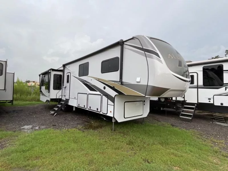 used Fifth Wheel Trailers Alliance RV Paradigm for sale, in West Boerne, TX Thumbnail 4