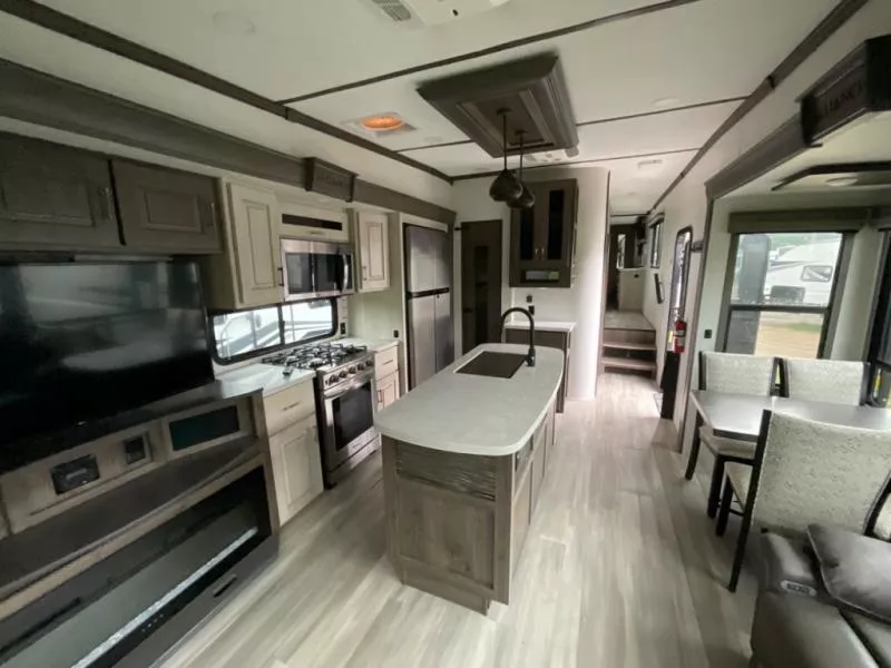 used Fifth Wheel Trailers Alliance RV Paradigm for sale, in West Boerne, TX Thumbnail 8