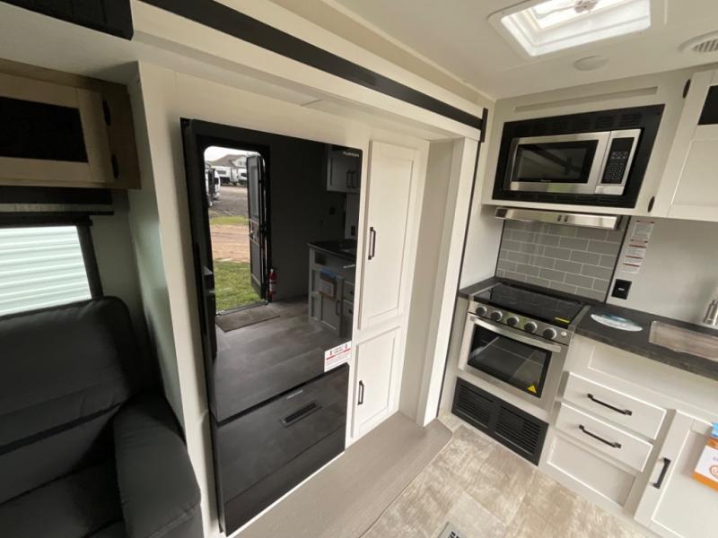 new Travel Trailers Palomino Puma for sale, in West Boerne, TX Thumbnail 12