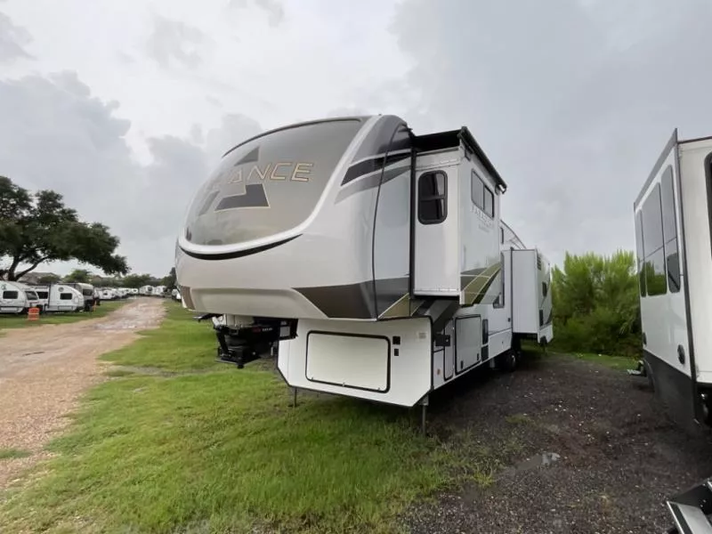 used Fifth Wheel Trailers Alliance RV Paradigm for sale, in West Boerne, TX Thumbnail 3