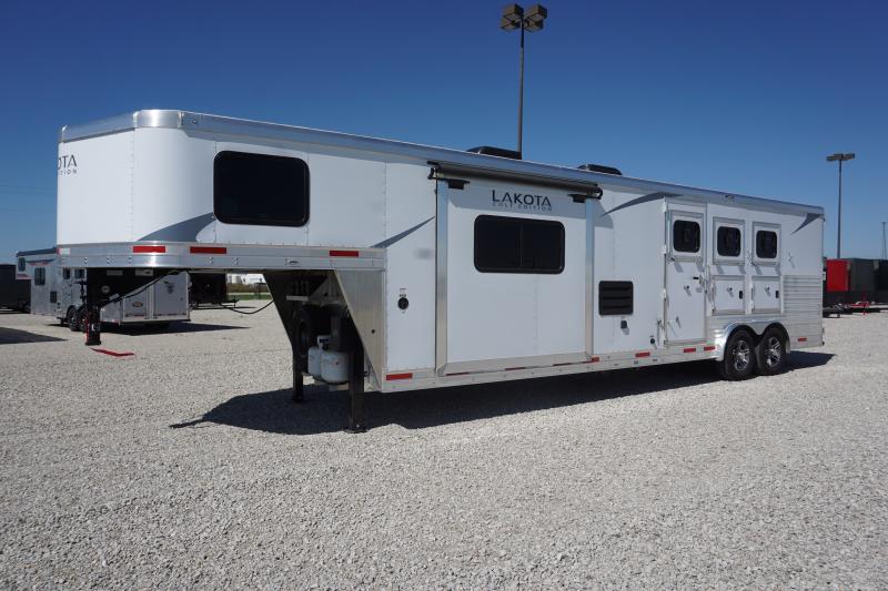 2022 Lakota Colt AC8313 3H w/ 13' SW & 61" Slide GN LQ Horse Trailer 2022 Lakota Colt AC8313 3H w/ 13' SW & 61" Slide GN LQ Horse Trailer