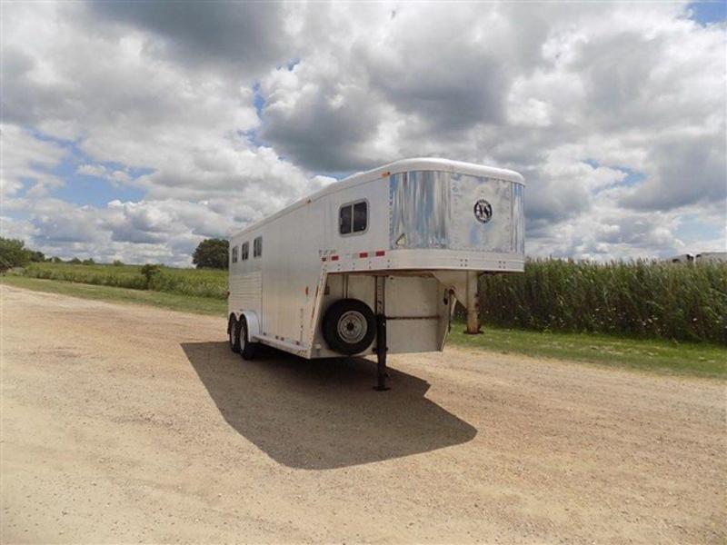 2000 Exiss XT300 3H w/8' SW Living Quarters 2000 Exiss XT300 3H w/8' SW Living Quarters