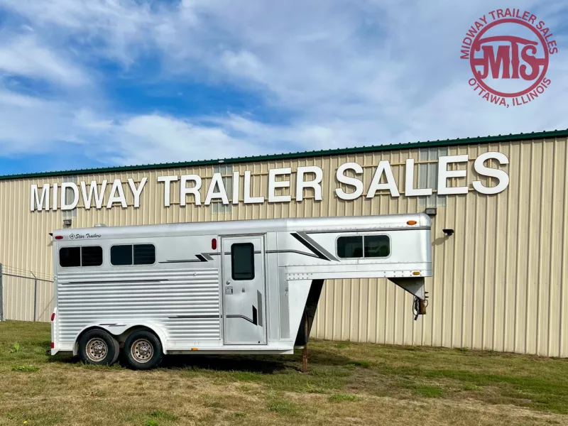 1997 4-Star Trailers 2H w/ Front Dress Horse Trailer