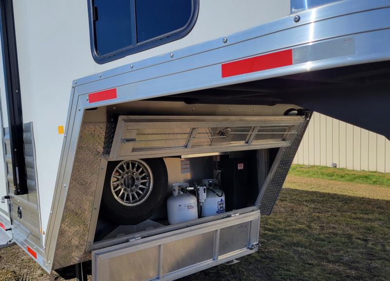 used Horse Trailers Merhow Trailers  for sale, in Ottawa, IL Thumbnail 4