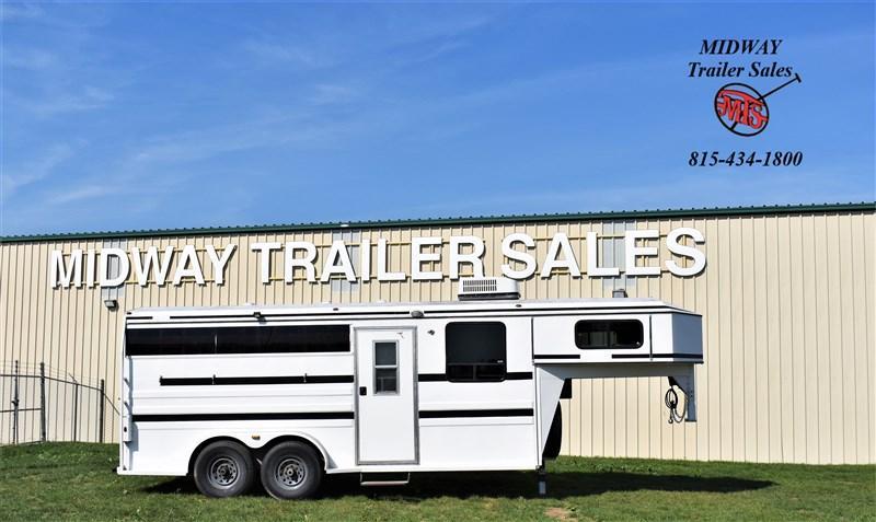 1998 Titan Trailers 3H GN w/ 4'SW Weekender Horse Trailer 1998 Titan Trailers 3H GN w/ 4'SW Weekender Horse Trailer