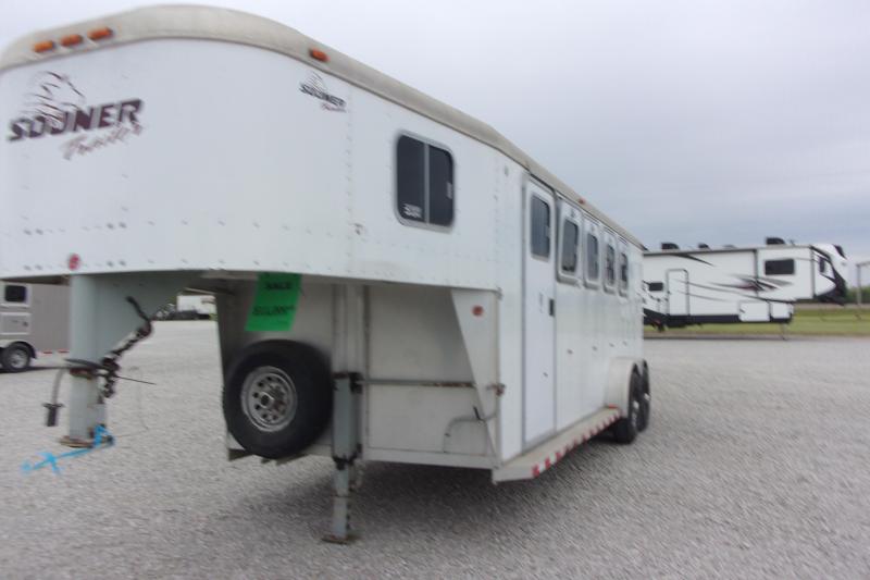 1999 Sooner 4H w/54" SW Dress GN Horse Trailer 1999 Sooner 4H w/54" SW Dress GN Horse Trailer