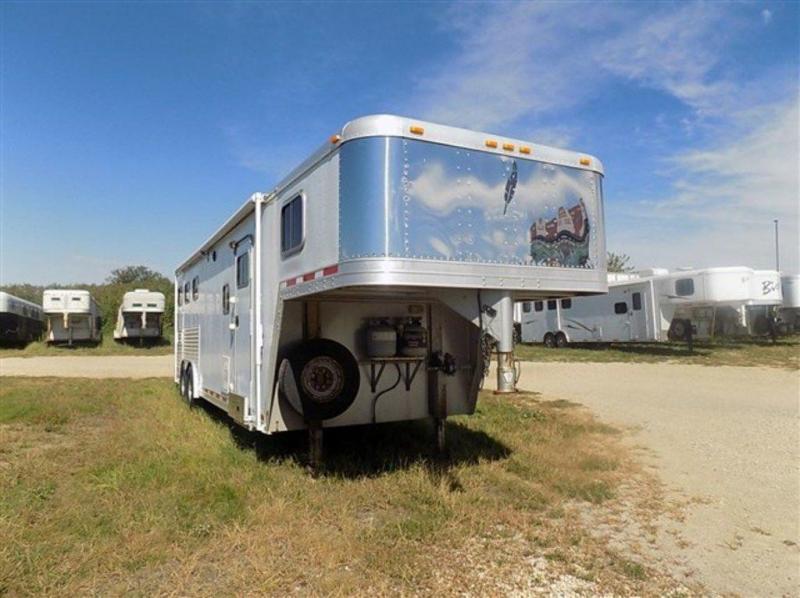 2000 Featherlite 3H w/ 10'SW Living Quarters 2000 Featherlite 3H w/ 10'SW Living Quarters