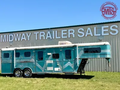 1993 Diamond G22 3H w/ 8'SW Living Quarters & Midtack Horse Trailer