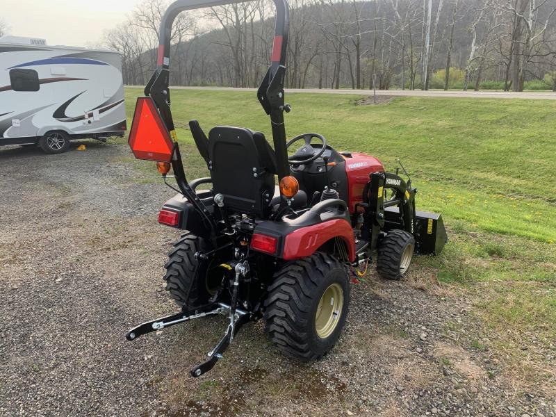 YANMAR SA221 Tractor with Loader and Bucket 21 HP 10 Year