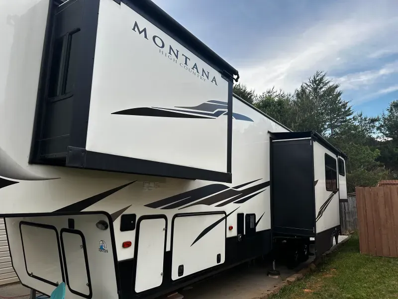 used Fifth Wheel Trailers Keystone RV Montana High Country for sale, in Powell, TN Thumbnail 2