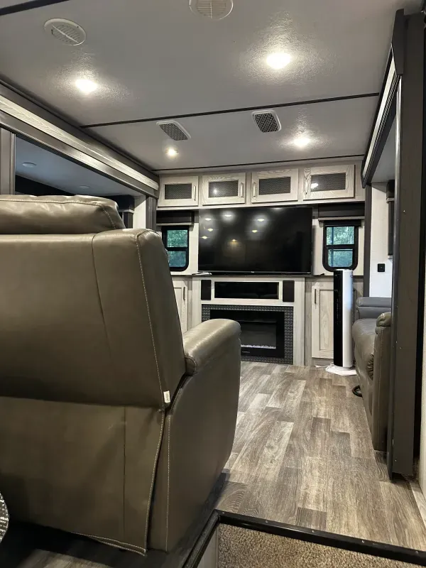 used Fifth Wheel Trailers Keystone RV Montana High Country for sale, in Powell, TN Thumbnail 9