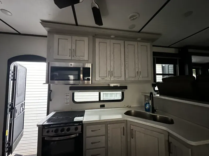 used Fifth Wheel Trailers Keystone RV Montana High Country for sale, in Powell, TN Thumbnail 7