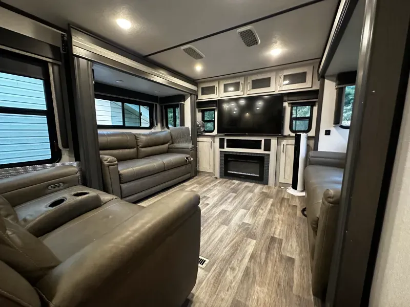 used Fifth Wheel Trailers Keystone RV Montana High Country for sale, in Powell, TN Thumbnail 10